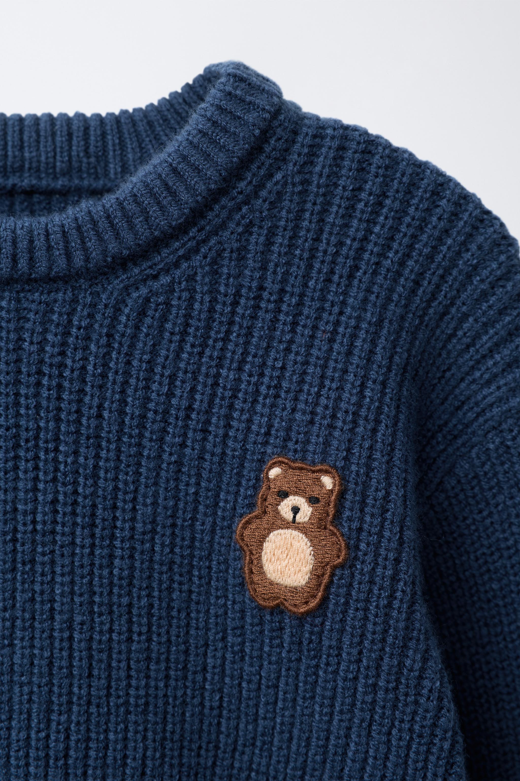PULL EN MAILLE PERLÉE AVEC OURSON BRODÉ